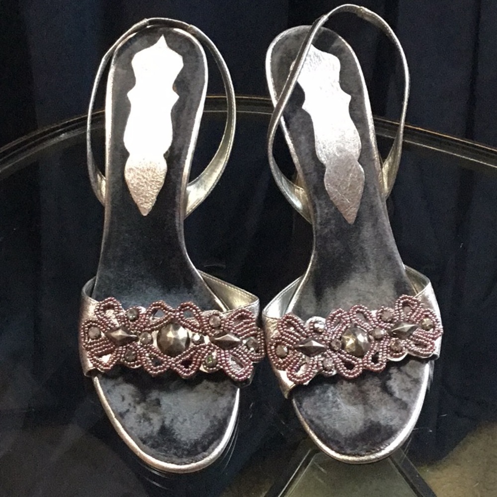 Sling back heeled shoe